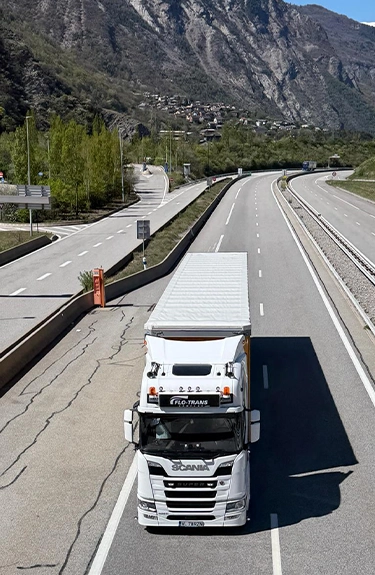 Ansamblu de transport din flota noastra fotografiat in mers pe autostrada